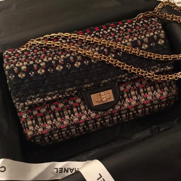 CHANEL TWEED 2.55 REISSUE  w/ BIJOUX CHAIN - Picture 3 of 16